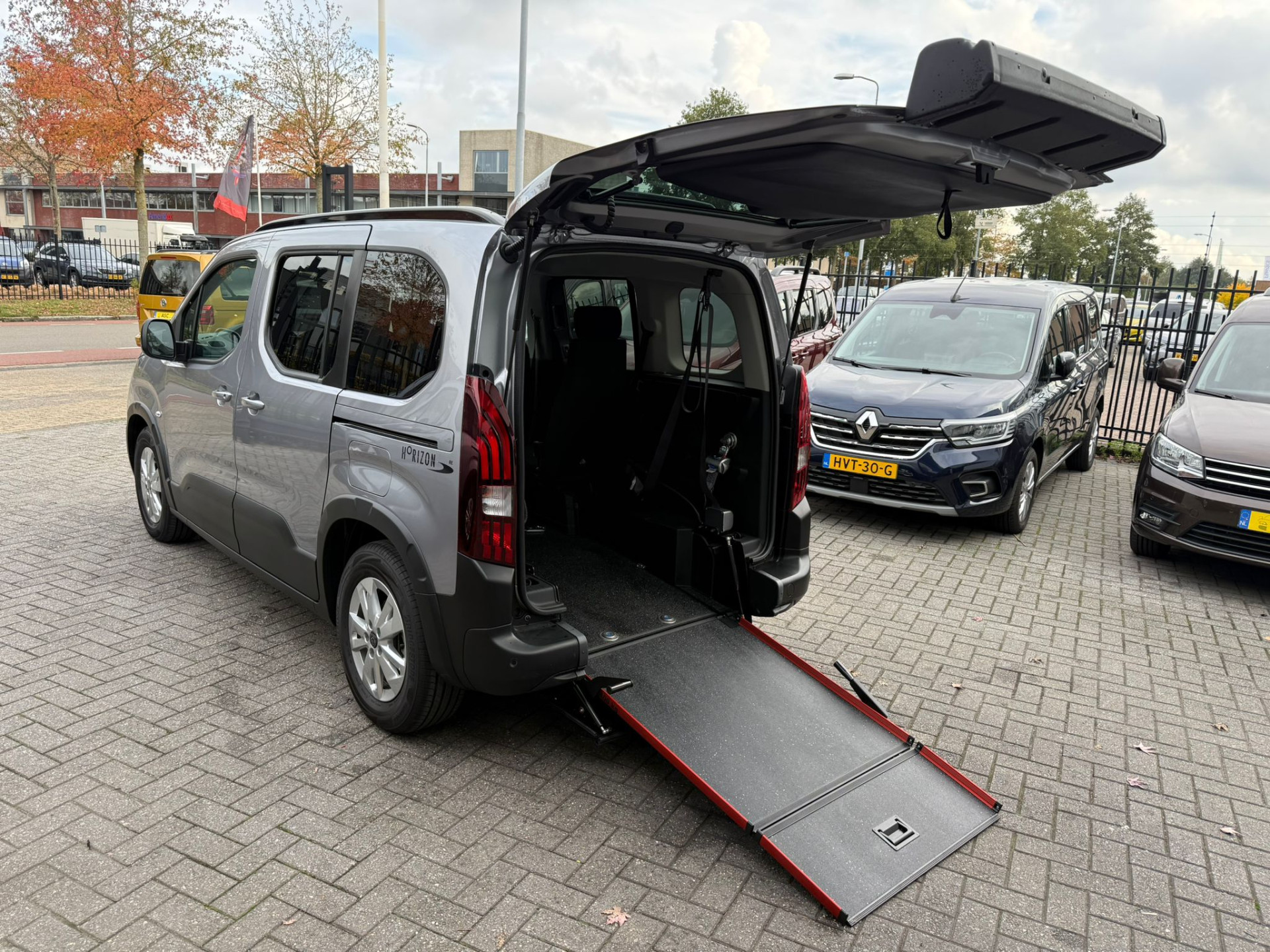 48643282-5.jpg